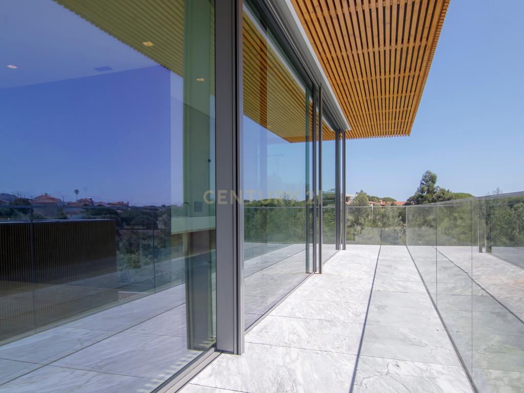 Moradia Nova com 4 quartos dentro de um condomínio fechado em Cascais, a apenas 5 minutos das praias de Cascais! - Image 16