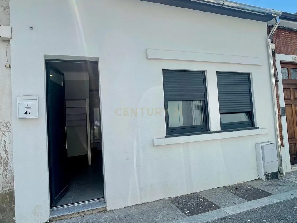 Moradia com 3 quartos em frente ao Hospital São João - Image 1