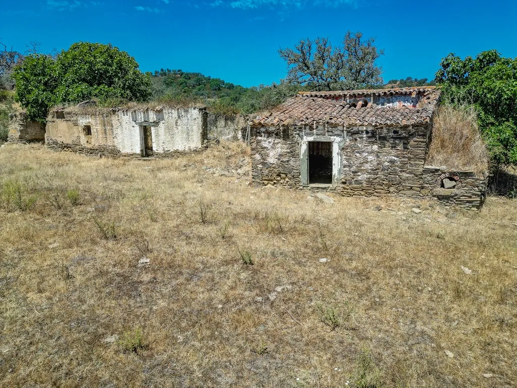 Herdade com 59,225 ha , 687m2 urbano, nascente de água, em Colos, Odemira - Image 35