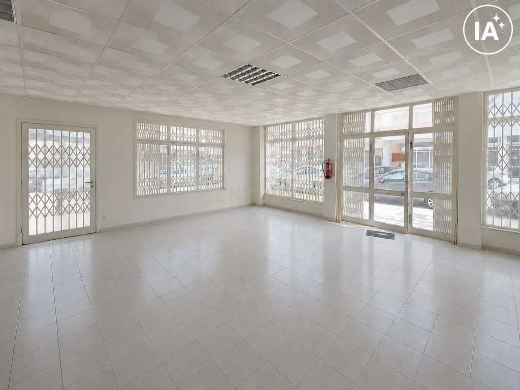 Loja com Potencial na Penha – Faro | 197 m² - Image 1