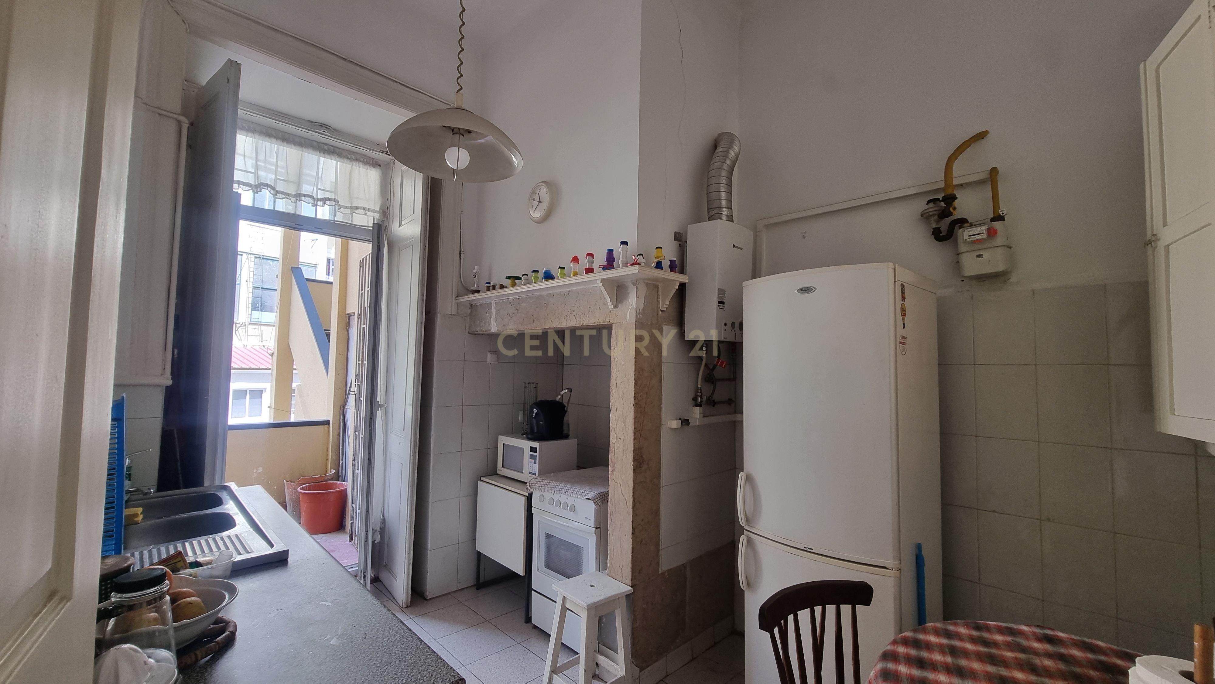 Apartamento Pombalino de Charme com 8 Assoalhadas – Av. Almirante Reis, Lisboa - Image 6