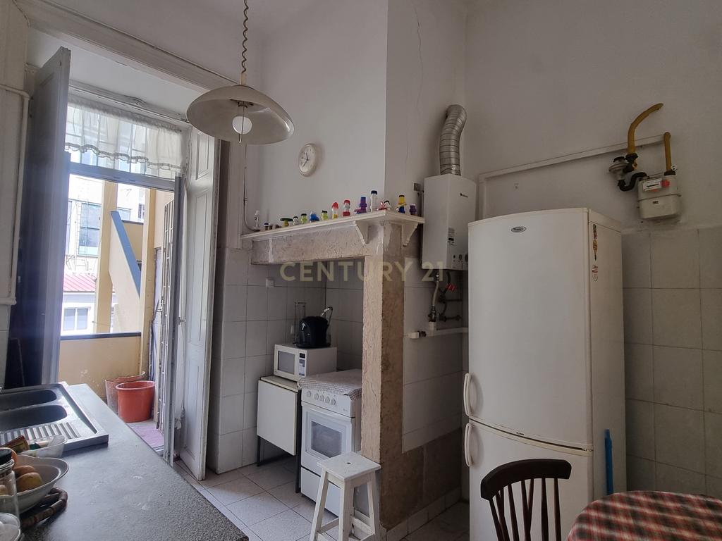 Apartamento Pombalino de Charme com 8 Assoalhadas – Av. Almirante Reis, Lisboa - Image 10