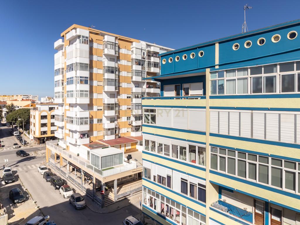 Apartamento T2 de 98m2 com Excelentes Áreas e 2 WC no Centro da Costa da Caparica - Image 35