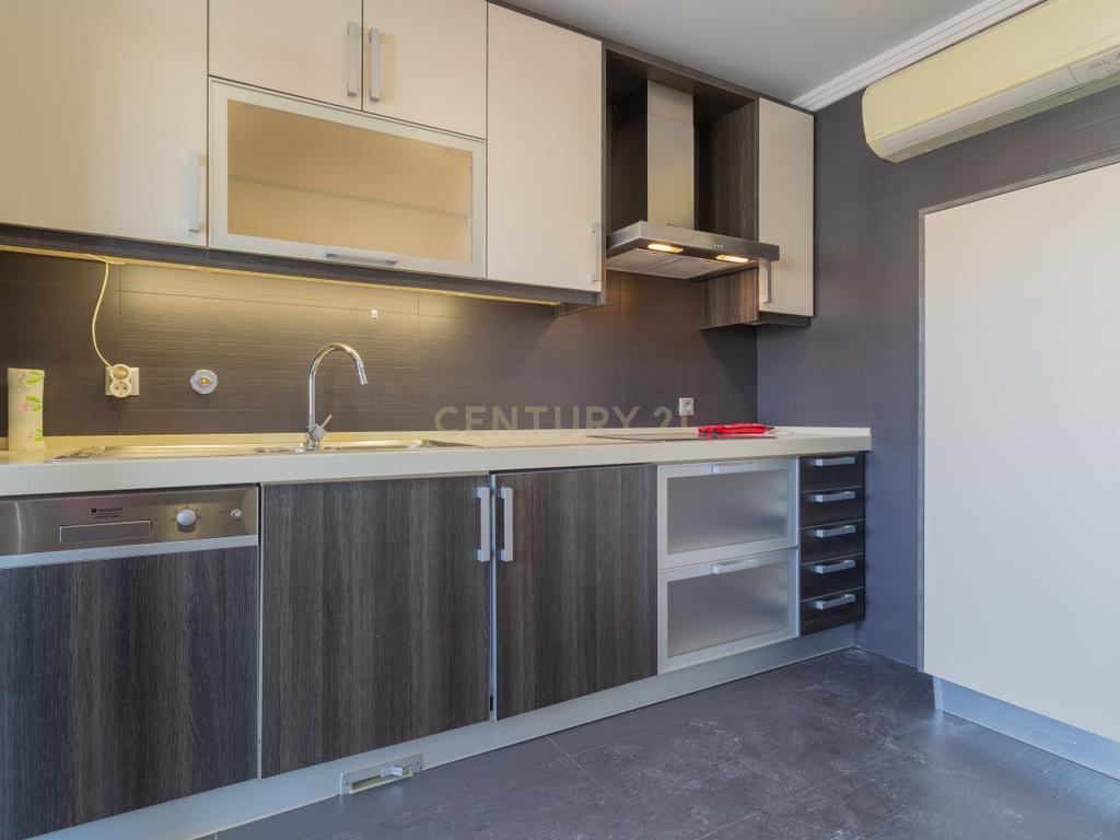 Luxuoso apartamento no Monte Estoril, Cascais com Vista Panorâmica e Acessos - Image 2