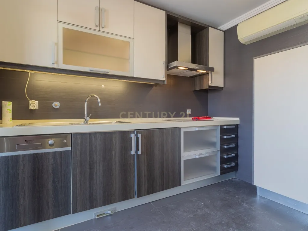 Luxuoso apartamento no Monte Estoril, Cascais com Vista Panorâmica e Acessos - Image 2