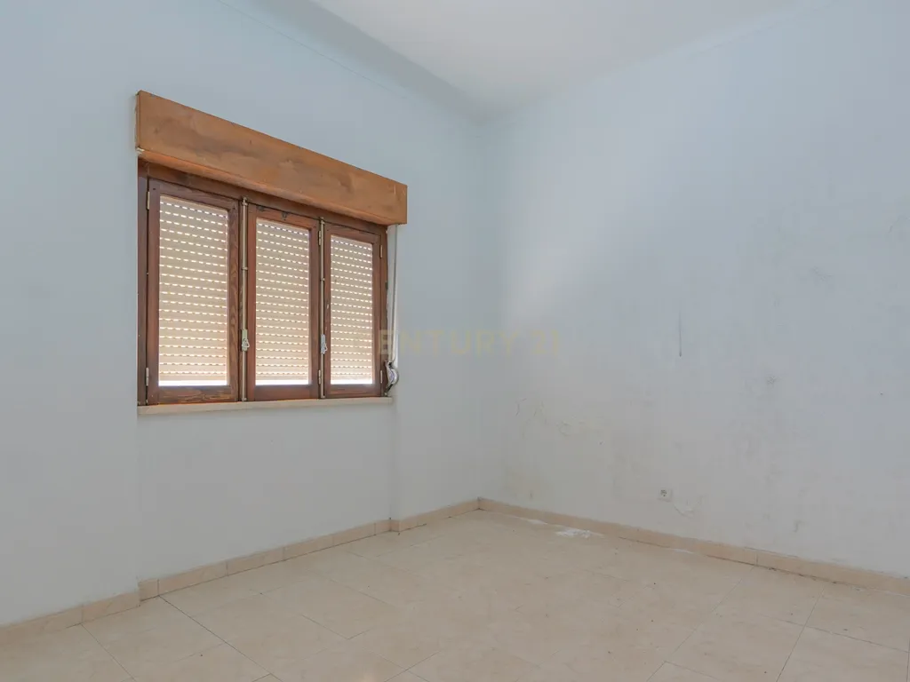 Moradia Isolada com Terreno de 1041 m² – Um Mundo de Possibilidades! - Image 29