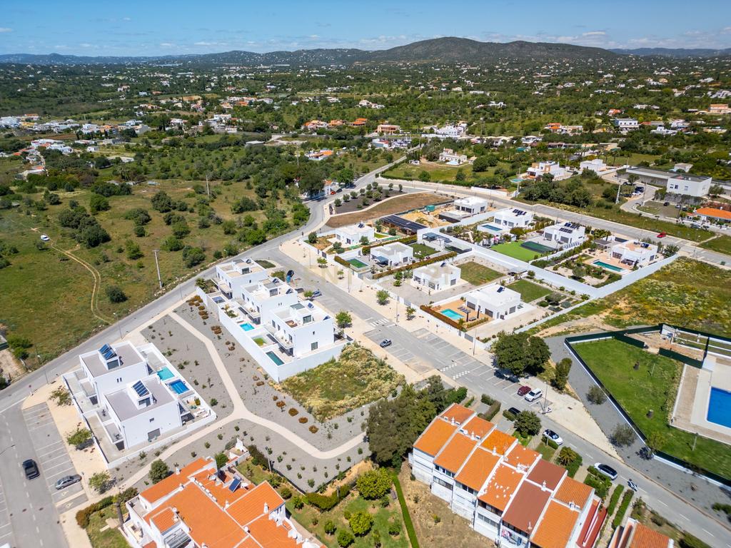 Lote de Terreno com Projeto Pré-aprovado para Moradia T3 com Piscina Privativa – Um Refúgio no Coração do Algarve, entre a Ria Formosa - Image 9