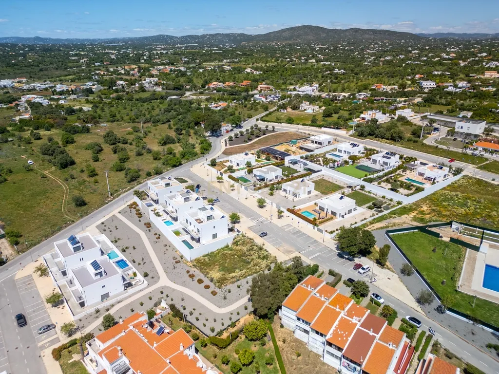 Lote de Terreno com Projeto Pré-aprovado para Moradia T3 com Piscina Privativa – Um Refúgio no Coração do Algarve, entre a Ria Formosa - Image 9
