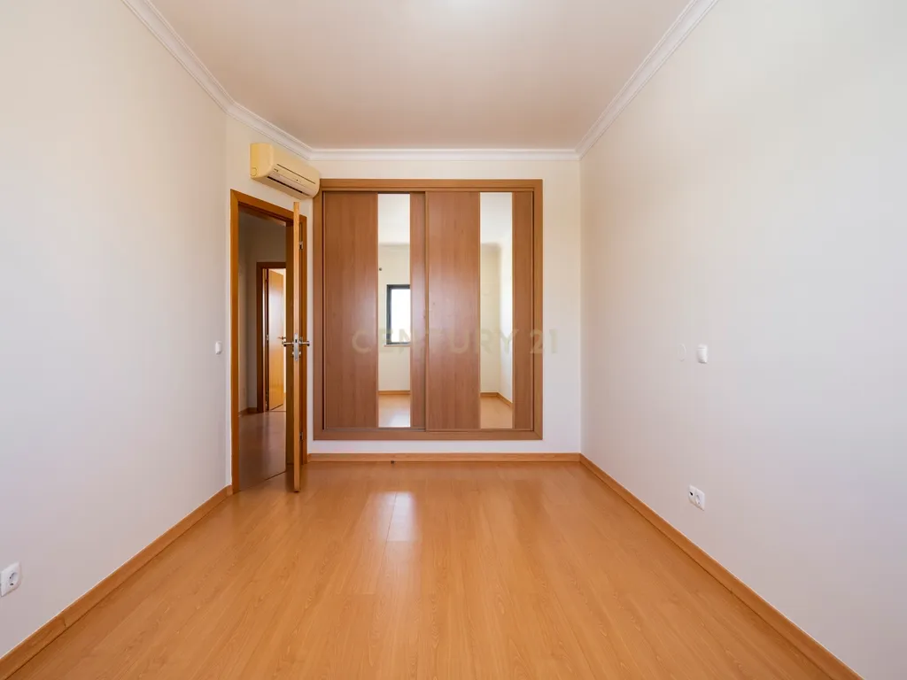 Moradia T3+1 em excelente estado com piscina e garagem, junto ao novo golfe! - Image 15