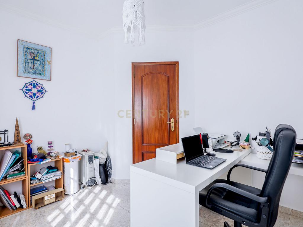 Moradia T3 com Garagem, Espaço Exterior e Sótão Aproveitável na Quinta do Conde - Image 35