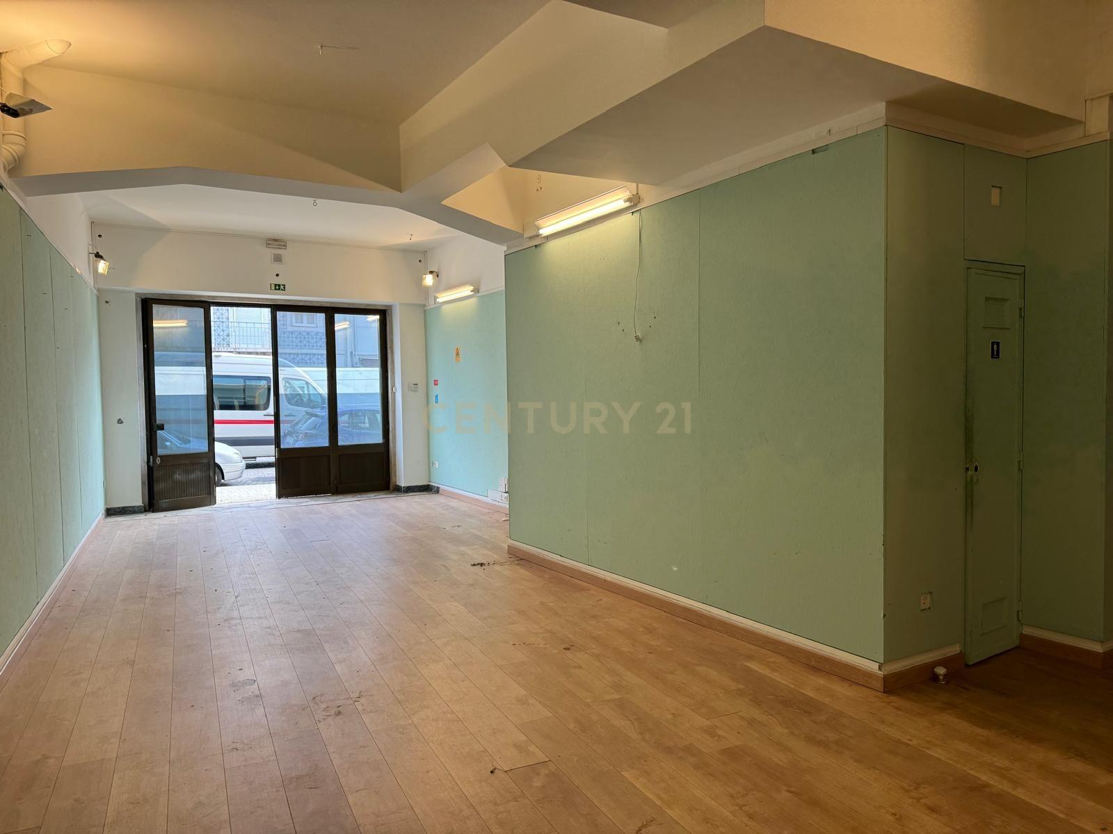 Arrenda-se Espaço Comercial de 370m² junto ao Campo Mártires da Pátria - Image 4