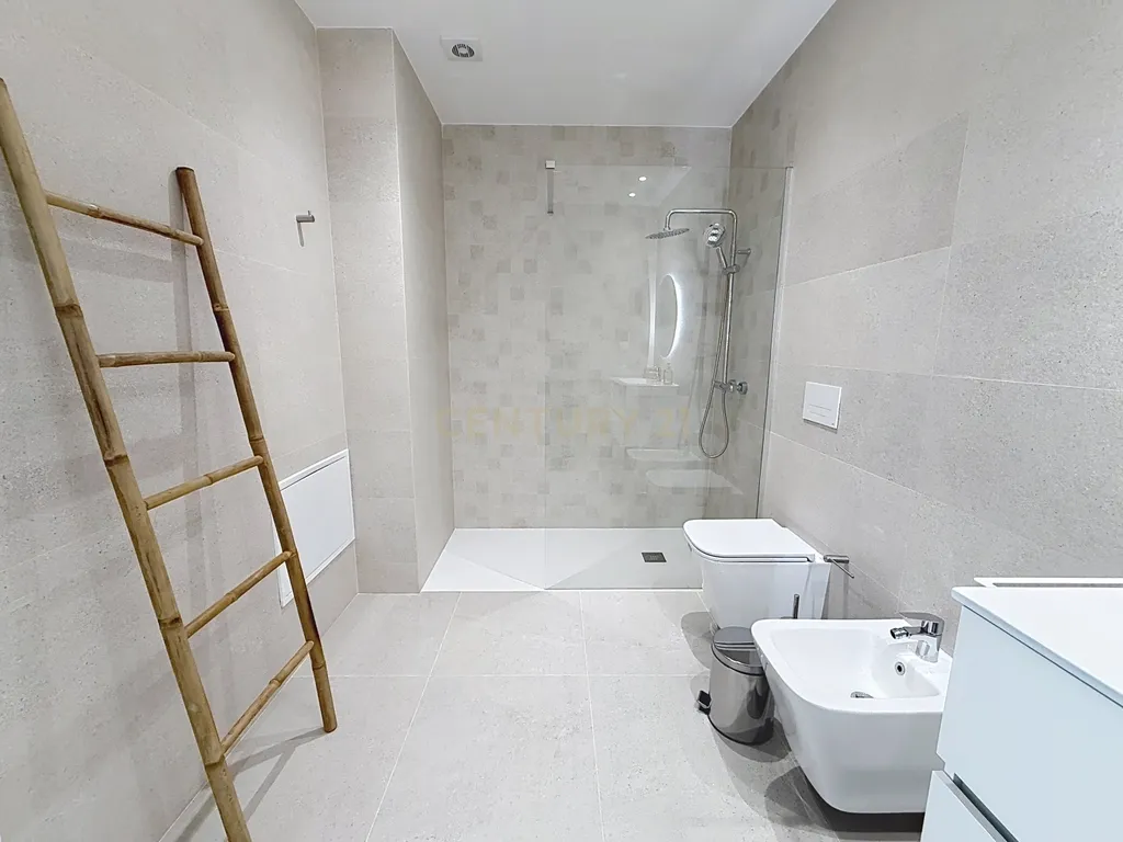 Apartamento Novo com Terraço e Piscina Privativa em Nazaré - Image 35
