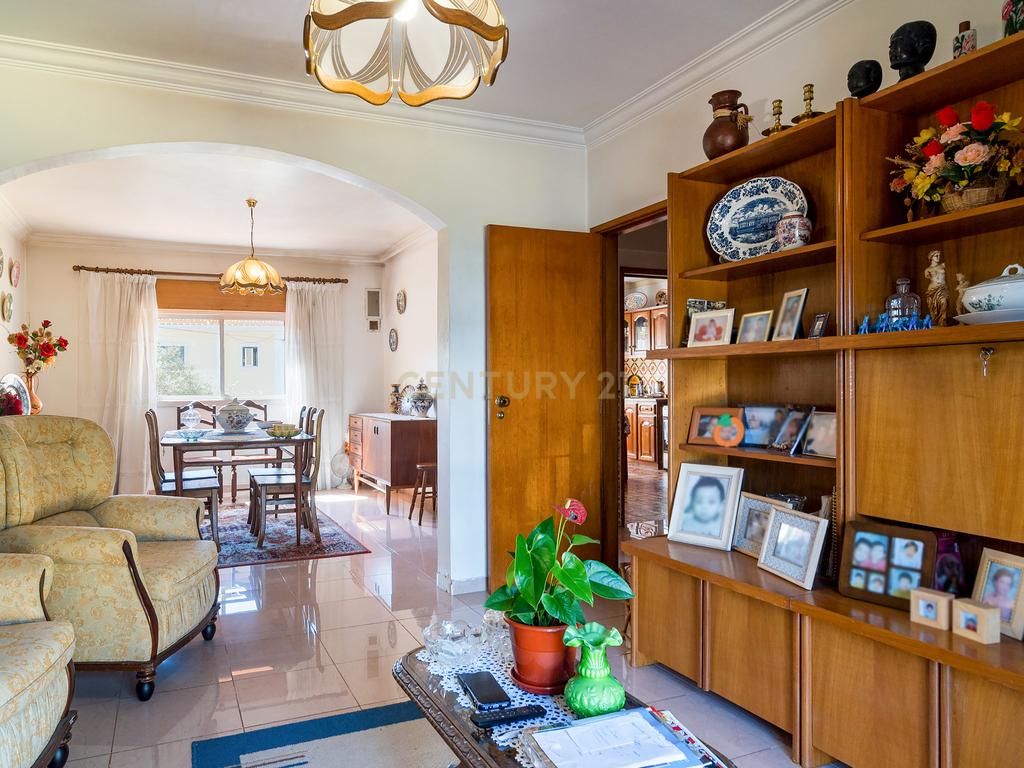 Moradia T3 em Porto Salvo | 213 m² | Garagem | Pátio e Jardim - Image 12