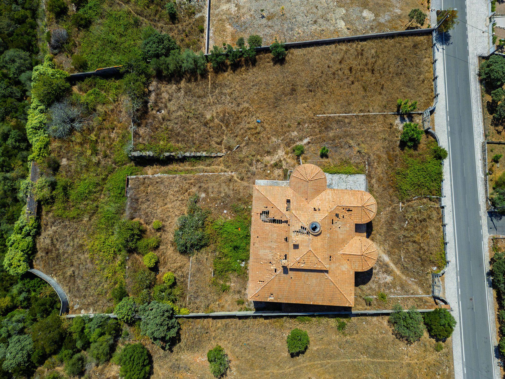 Fotografia 12 de Terreno com área  5.359m2  tendo uma construção inacabada e elevado potencial construtivo em Fátima