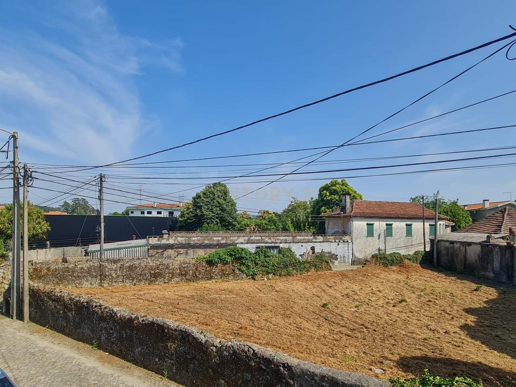 MORADIA INDEPENDENTE T3 COM GARAGEM FECHADA, ARRUMO E LOGRADOURO - Image 25