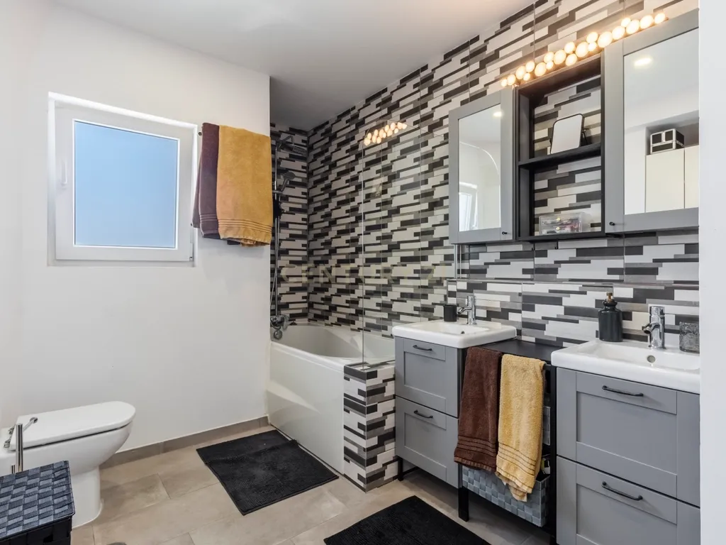 Moradia T4 como nova com piscina na Marisol em Lote de 500m² - Image 93