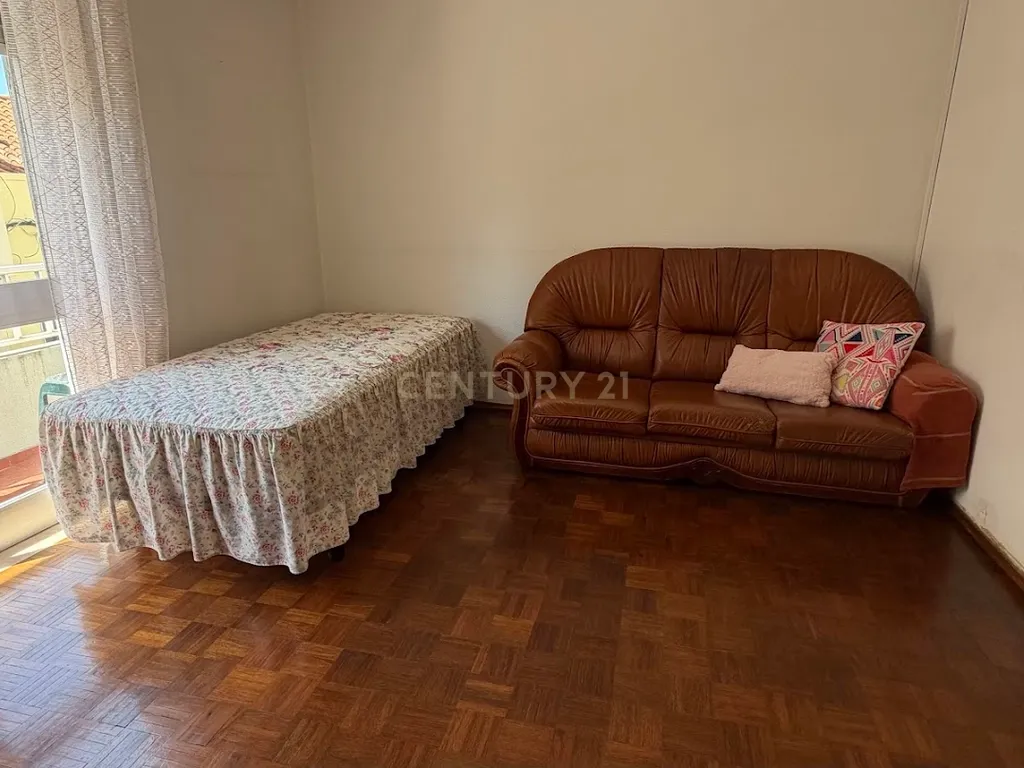 Moradia T2 + 1 no Centro de Portimão | Garagem 55 m² | Potencial + Proximidade às Praias - Image 12
