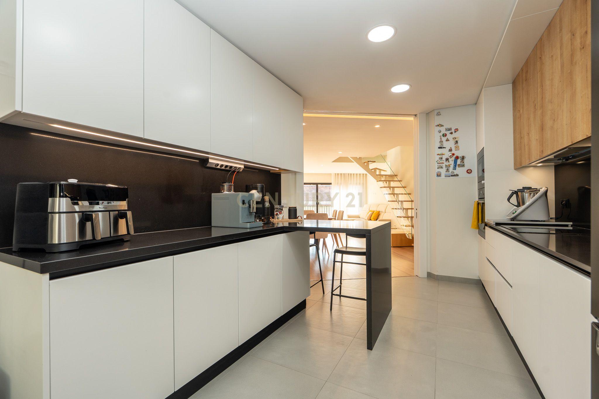 Apartamento T3+1 duplex, com terraço e estacionamento, no centro da cidade de Torres Vedras - Image 21