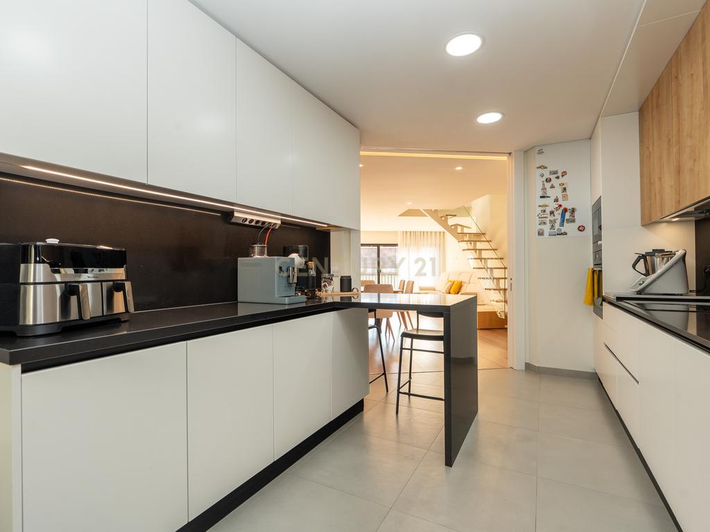 Apartamento T3+1 duplex, com terraço e estacionamento, no centro da cidade de Torres Vedras - Image 21