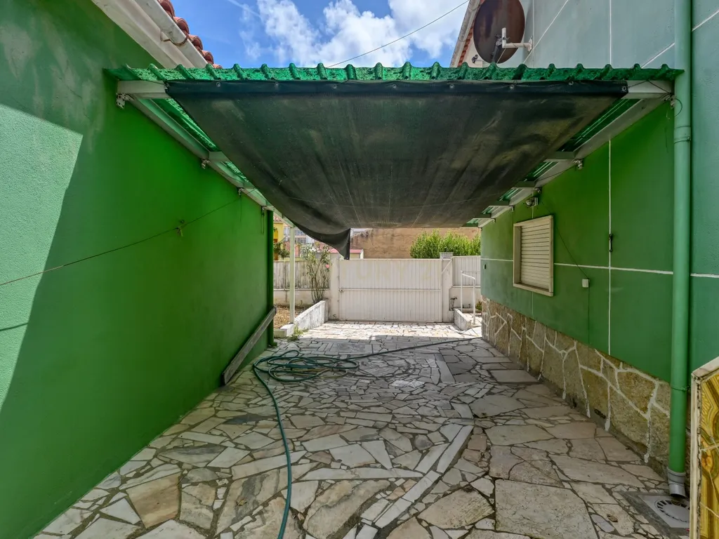 Moradia de gaveto com jardim, sotão e anexo - Porto Salvo (Oeiras) - Image 23