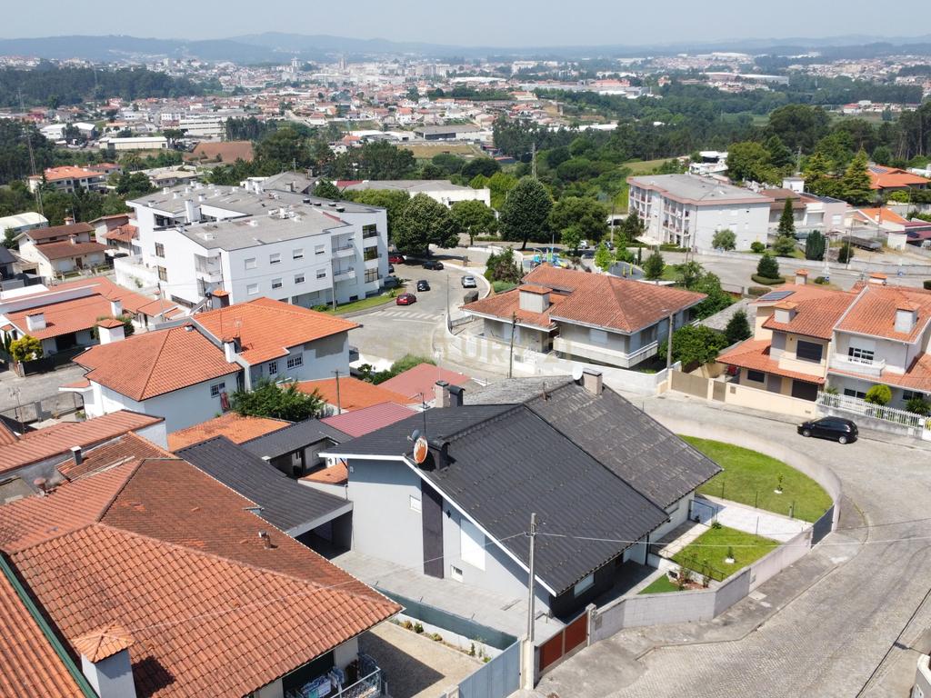 Moradia T4+1, 3 frentes, terraço, garagem - Trofa, Porto - Image 1