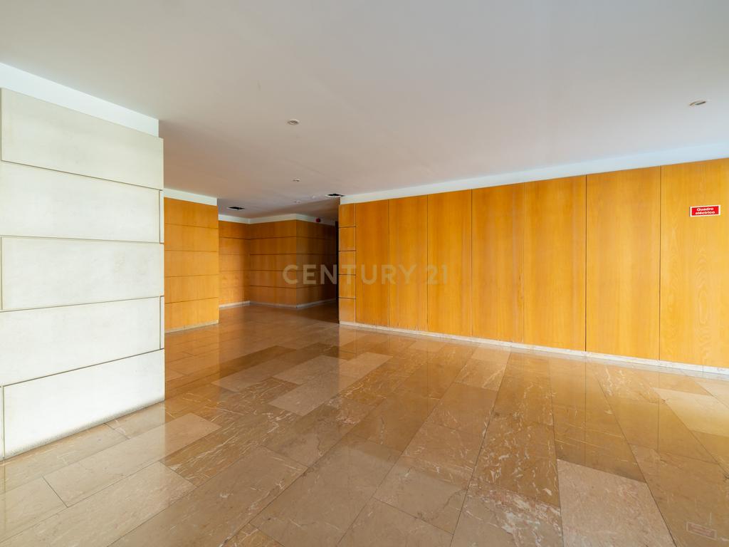 Apartamento T2 de Luxo Mobilado para arrendamento no Condomínio Pateo Central - Image 8