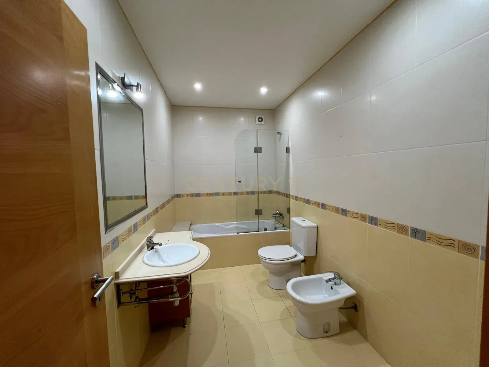 Apartamento T4 no Entroncamento – Rés do chão com terraço - Image 9