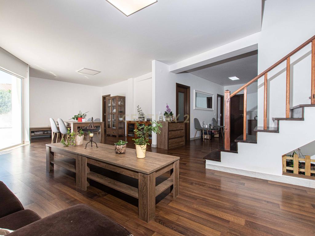 T4 Duplex Premium com Terraço / Arrecadação / 5 Lugares de Estacionamento / Marinha Grande - Image 40