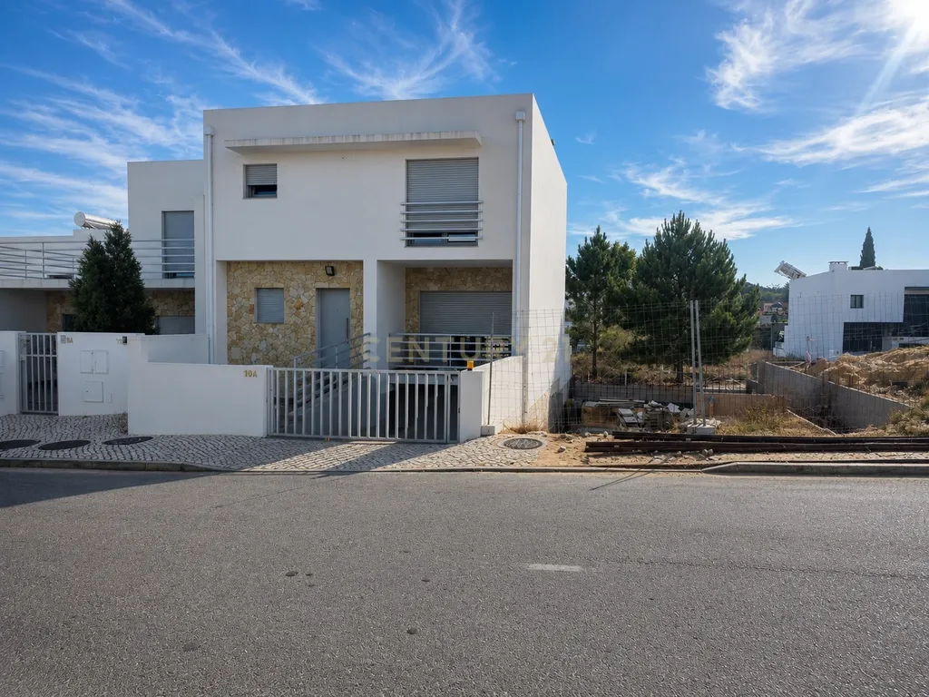 Moradia em Banda T3 | Maçã – Sesimbra - Image 1