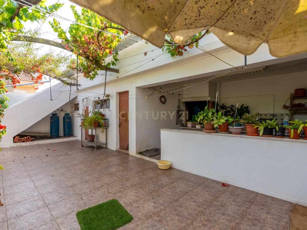 Moradia T5 com Grande Potencial na Sobreda - Perto das Praias! - Image 16
