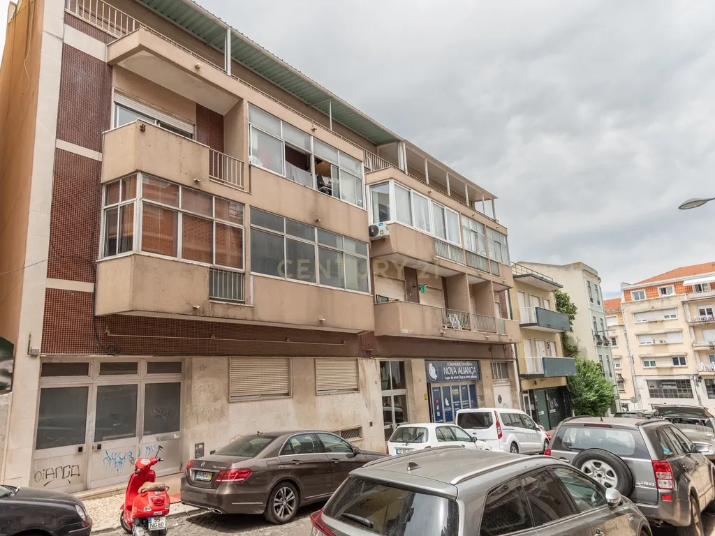 Centro de Lisboa - Crie o Seu Lar neste T1 com Charme e Versatilidade - Image 1