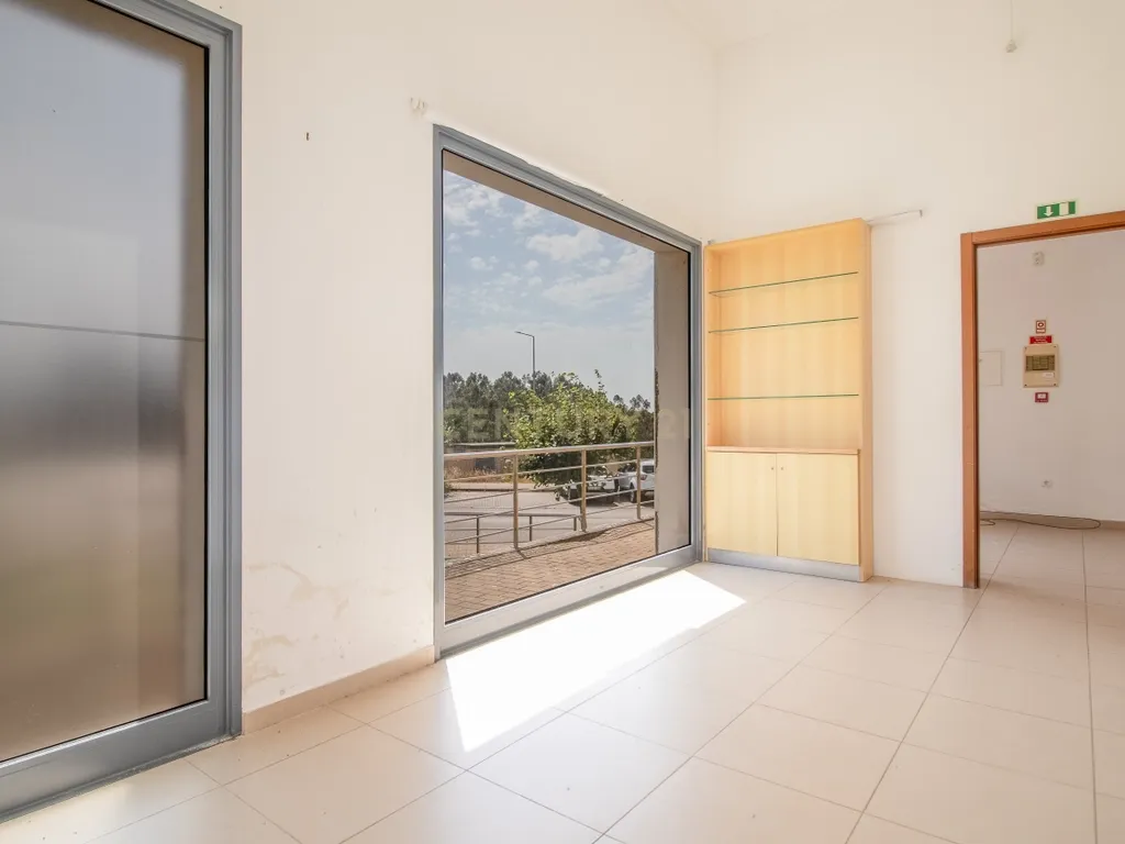 Loja passível de ser transformado em Apartamento T2 ou T3 com terraço privativo de Garagem - Image 11