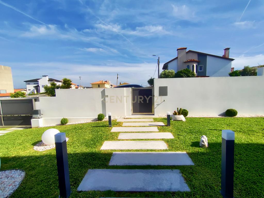 Moradia T4 Moderna com Piscina e Jardim – Touguinha - Image 4