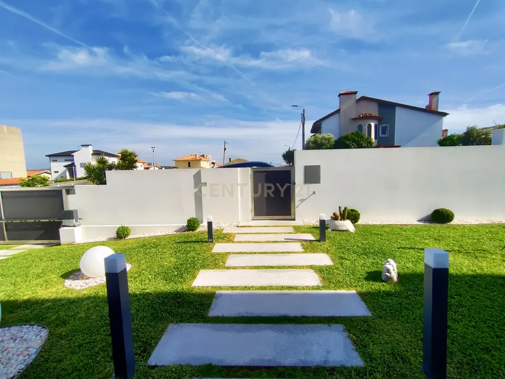 Moradia T4 Moderna com Piscina e Jardim – Touguinha - Image 4