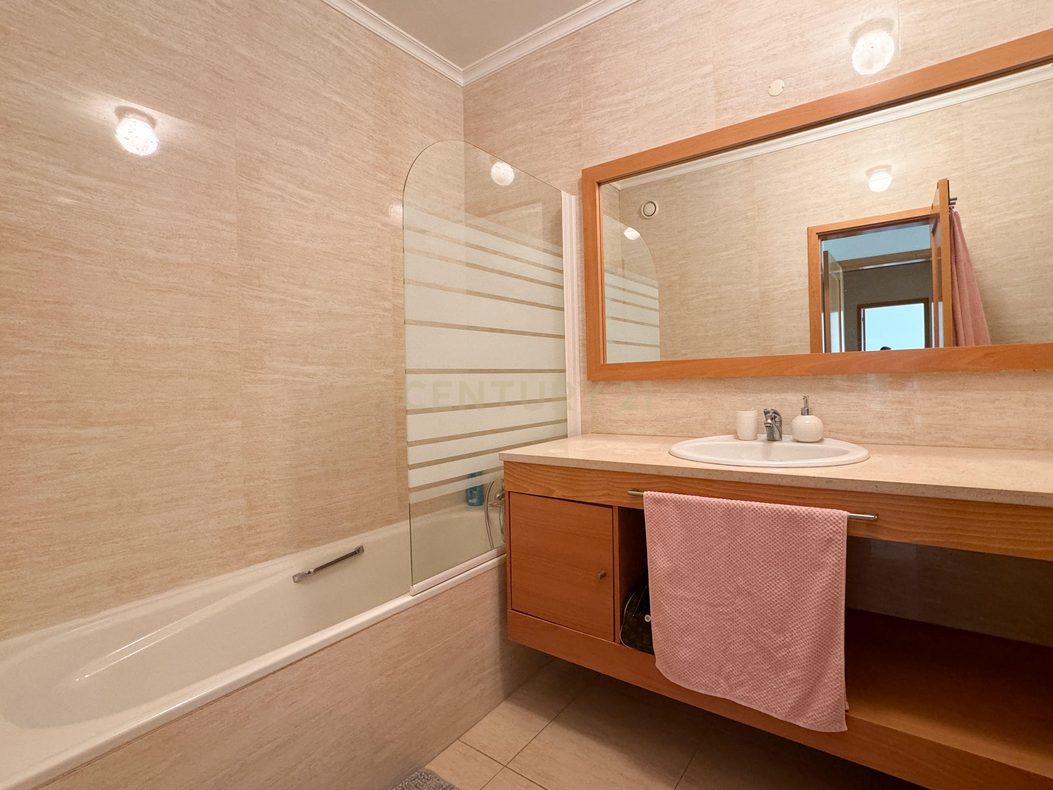 Fotografia 12 de Apartamento T2 Mobilado e Equipado com Piscina e Garagem no Alto do Quintão, Portimão