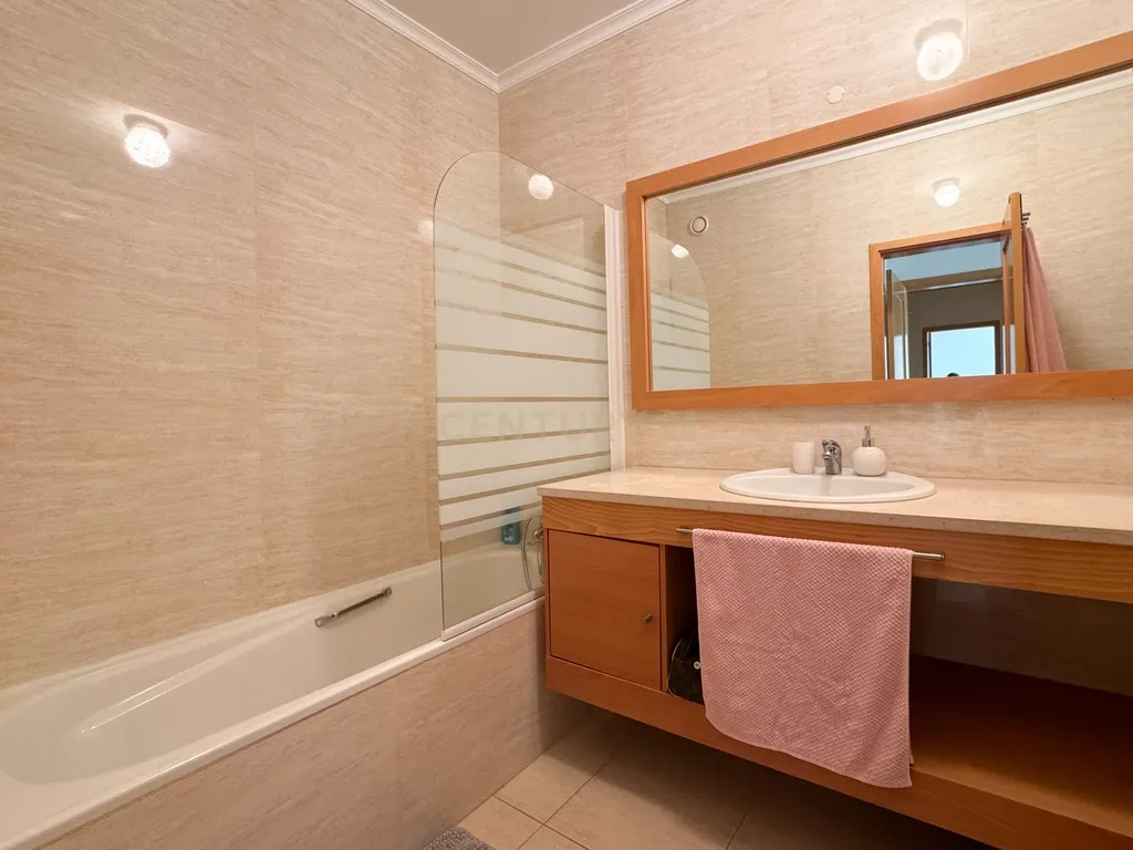 Apartamento T2 Mobilado e Equipado com Piscina e Garagem no Alto do Quintão, Portimão - Image 12