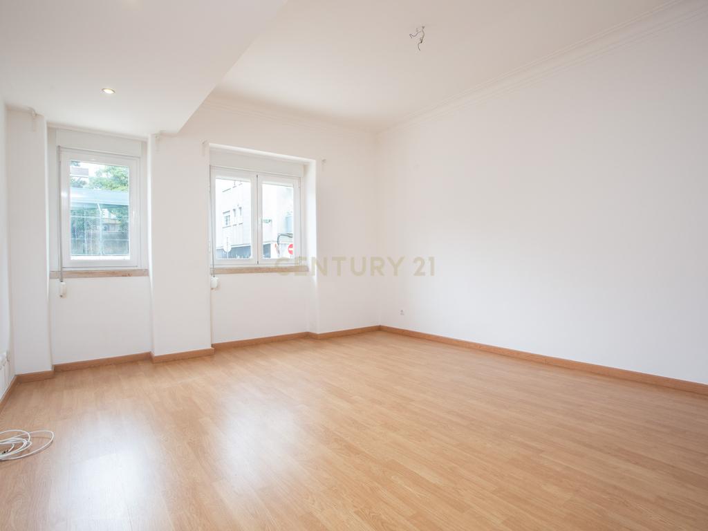 Apartamento T2 ,com suite, perto do metro do alto dos moinhos - Image 1
