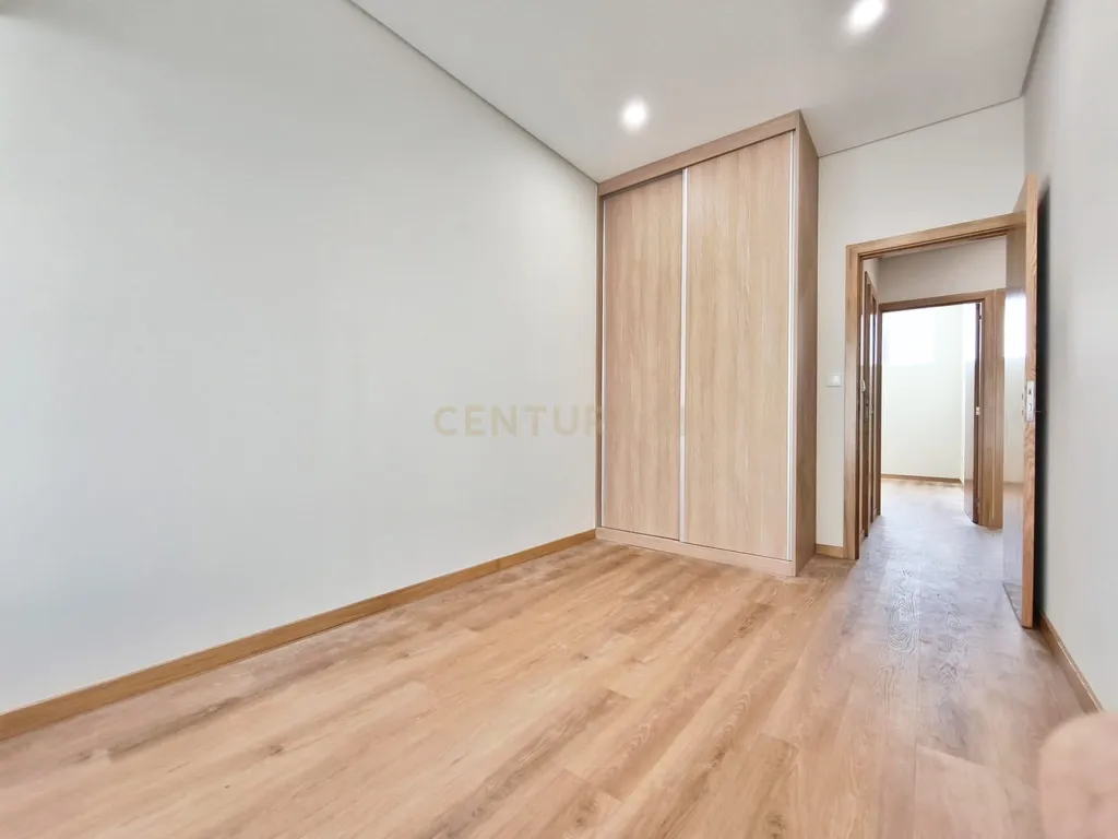 Apartamento T3 arrendado -com 6,5% rendimento - S. Mamede Infesta - Image 14