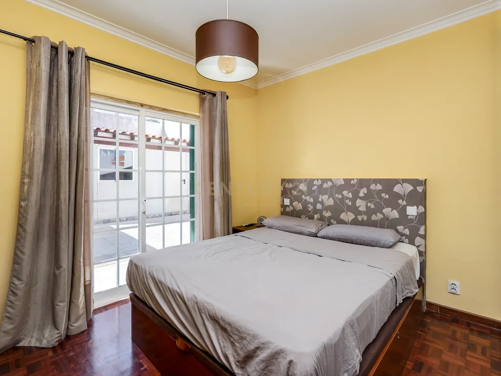 Andar de Moradia T2 com espaço exterior - Image 9