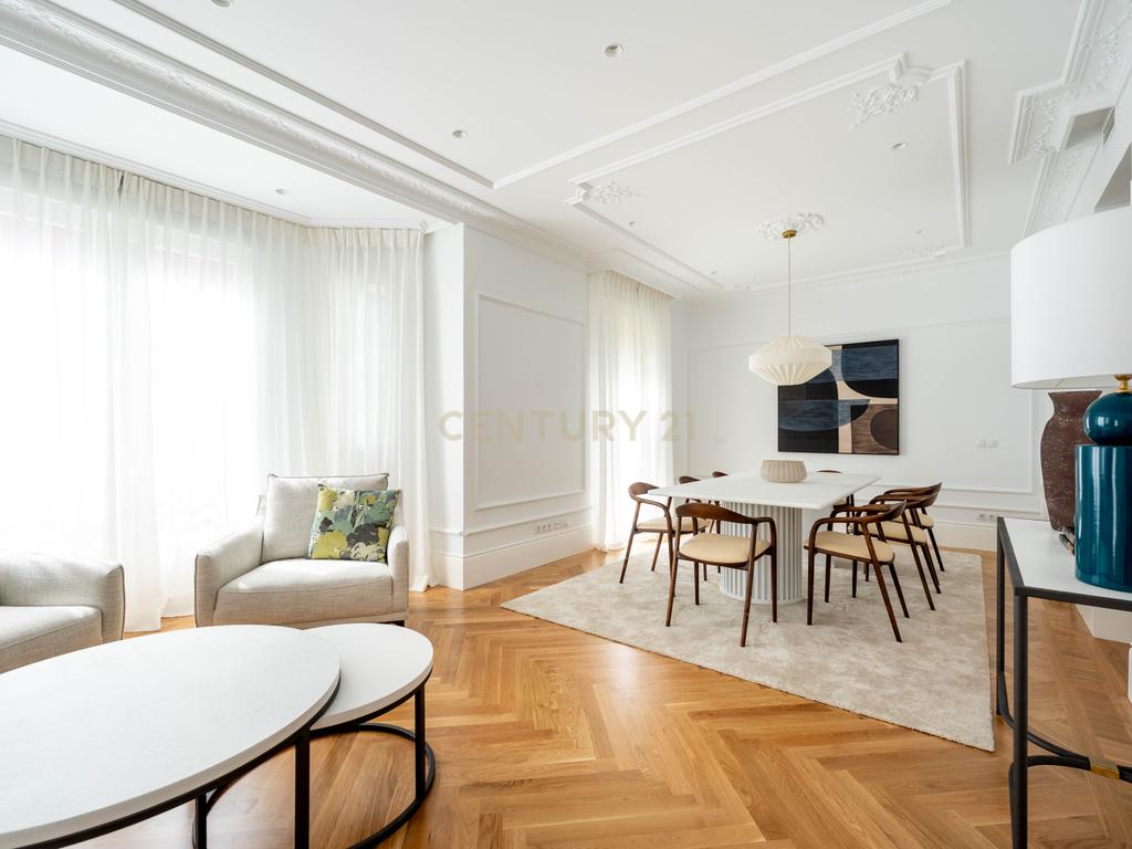 APARTAMENTO RENOVADO COM MOLDURAS E VARANDAS - Image 6