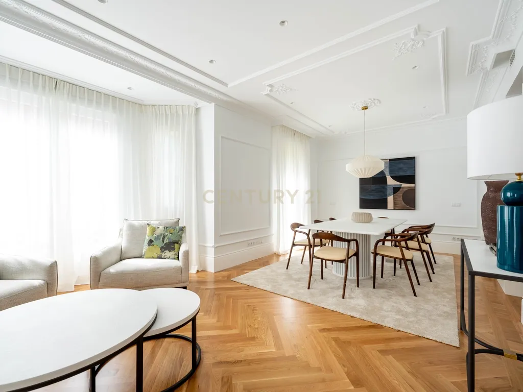 APARTAMENTO RENOVADO COM MOLDURAS E VARANDAS - Image 6