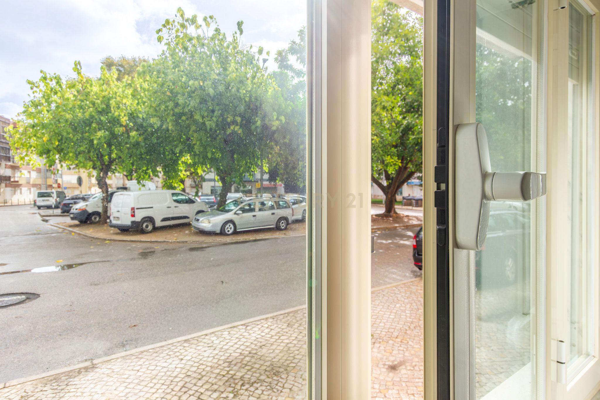Fotografia 8 de Apartamento originalmente T3, convertido em T2 (mas facilmente reversível em T3), localizado em Corroios, próximo de transportes, escolas e todo o tipo de serviços.