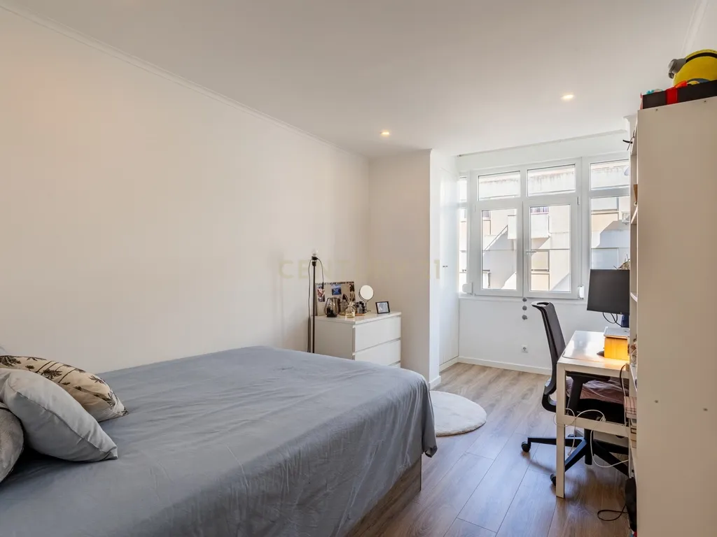 Apartamento T3 totalmente renovado, Laranjeiro. - Image 13