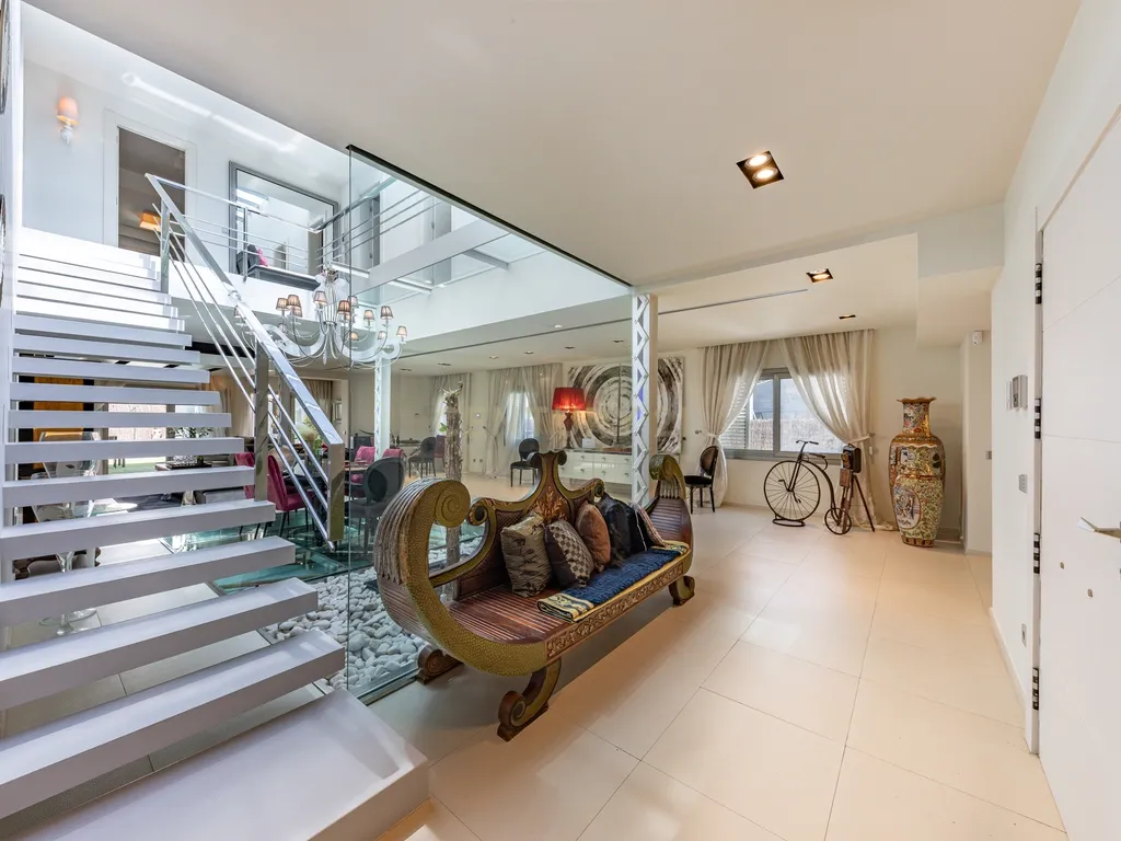 Villa de Design em Segunda Linha de Mar em Sitges com Mobiliário de Marcas de Luxo - Image 11