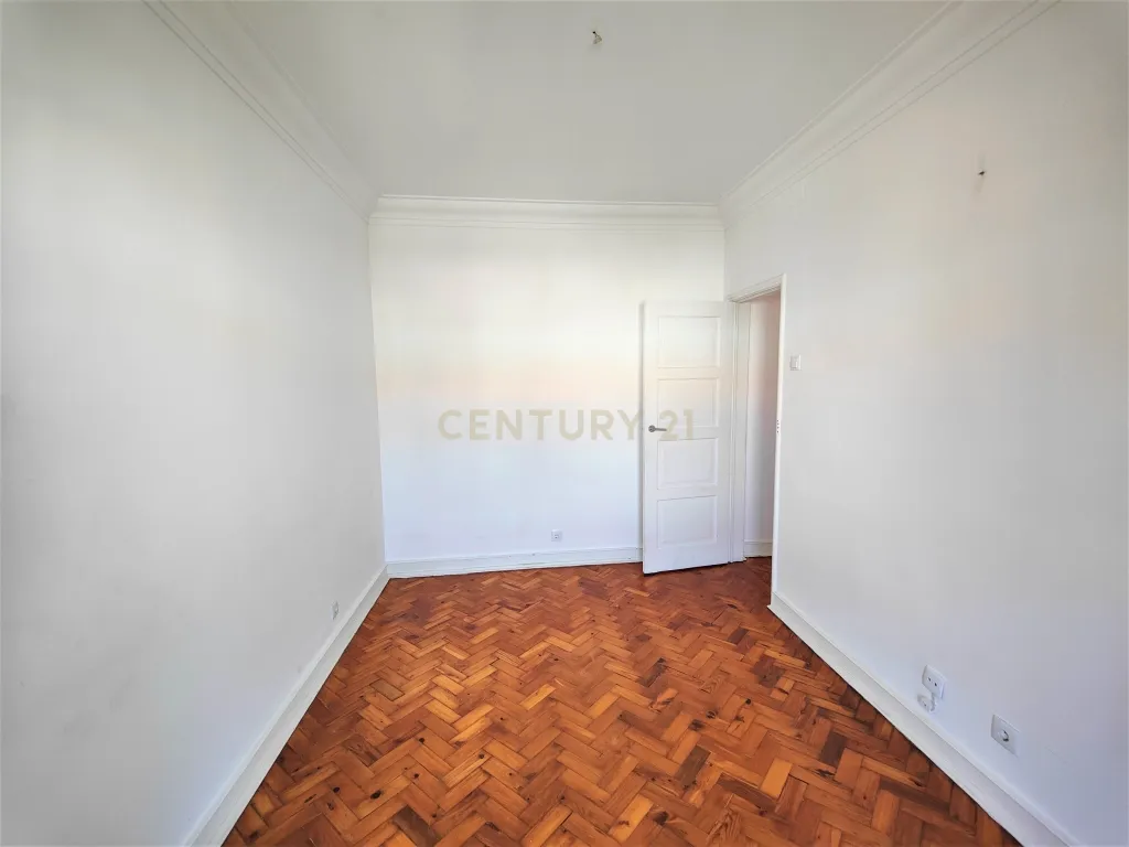 Apartamento T3+1 duplex com vista desafogada e muita luz Natural á Praça de Londres - Image 10