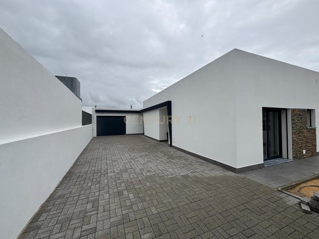 Moradia T3 Térrea Isolada com 3 suítes | Quinta do Anjo - Image 3