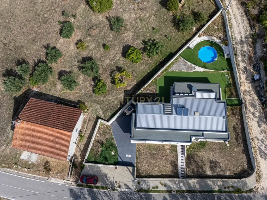 Moradia T4 semi-nova com Piscina, Garagem + Parcela de Terreno Rústico e Vista Serra | Salgueiro, Pombal - Image 60