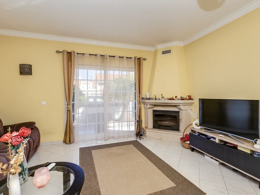 Andar de Moradia T2 com espaço exterior - Image 19