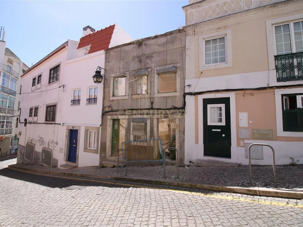 Prédio em Ruína Almada - Image 1