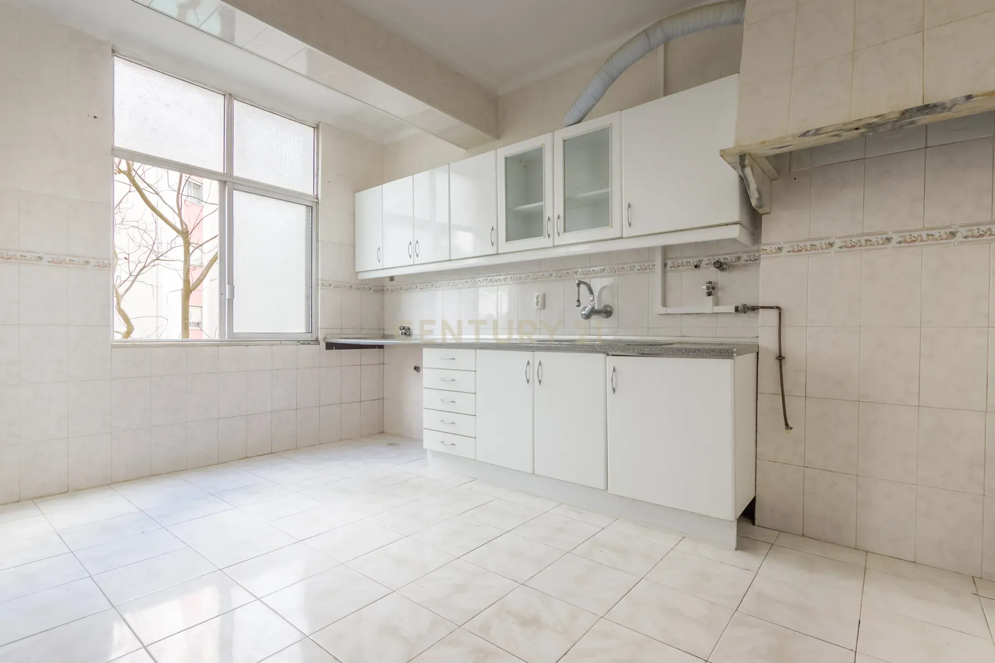 Apartamento T3 em Barreiro com Excelente Localização e Luz Natural - Image 3
